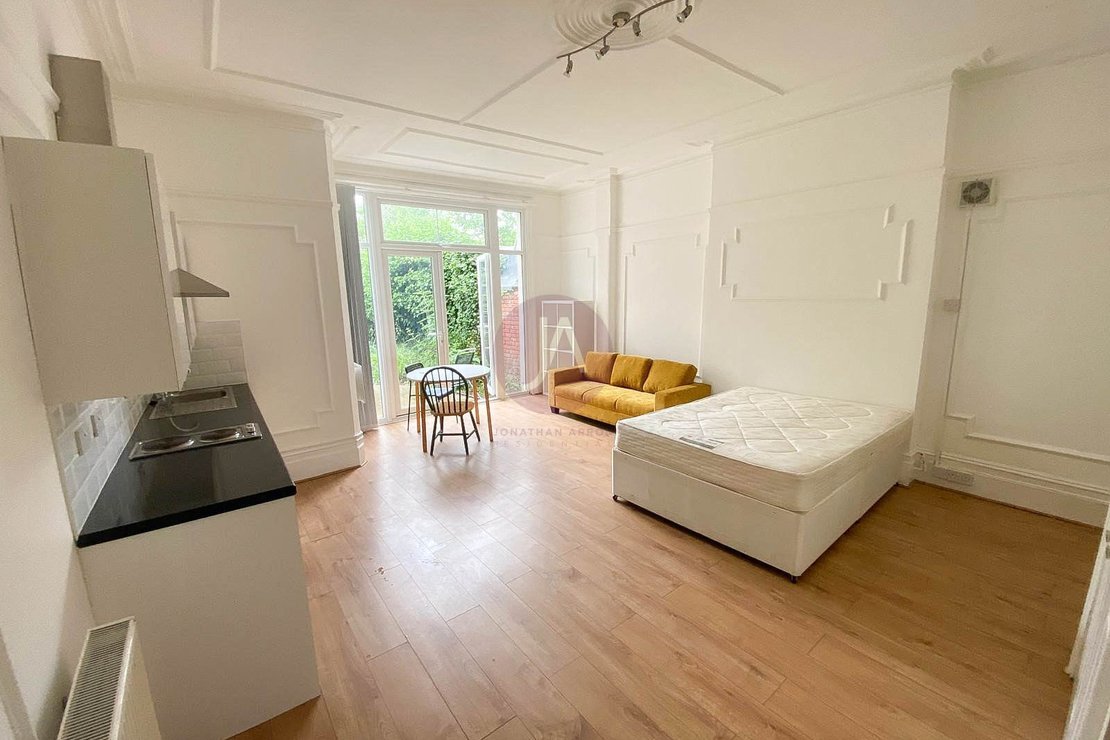 Flat to rent in Manstone Road-view2