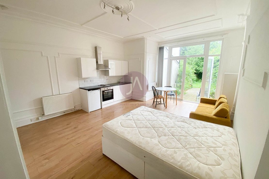 Flat to rent in Manstone Road-view3