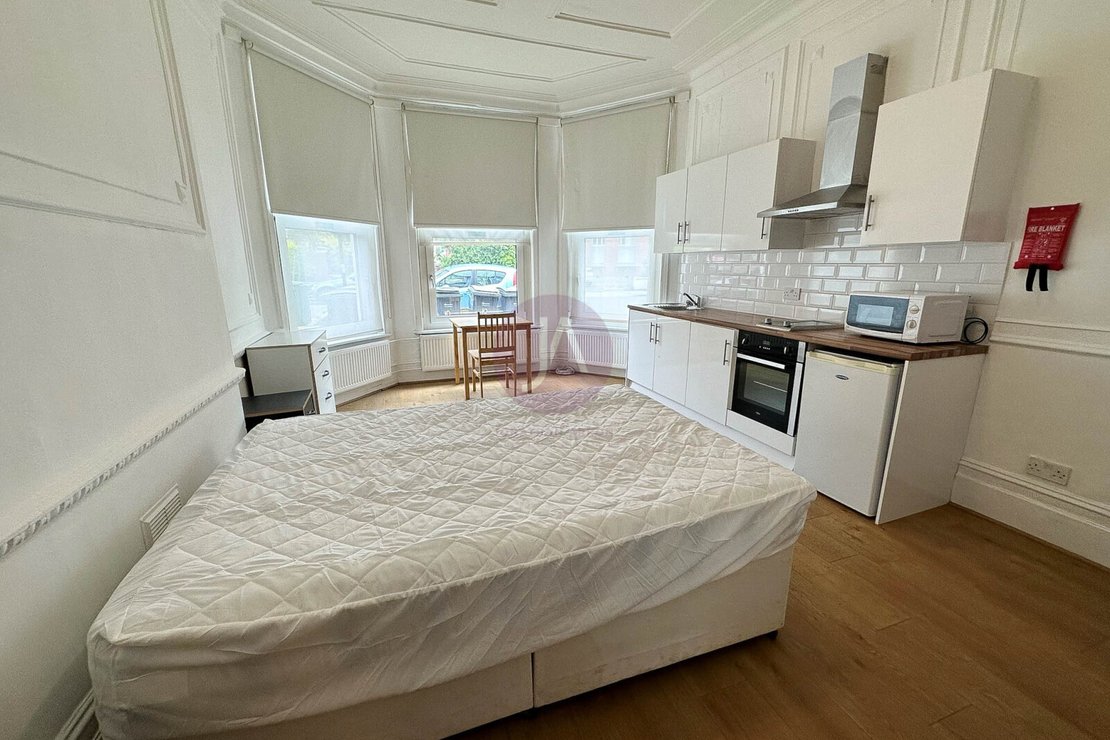 Flat to rent in Manstone Road-view2