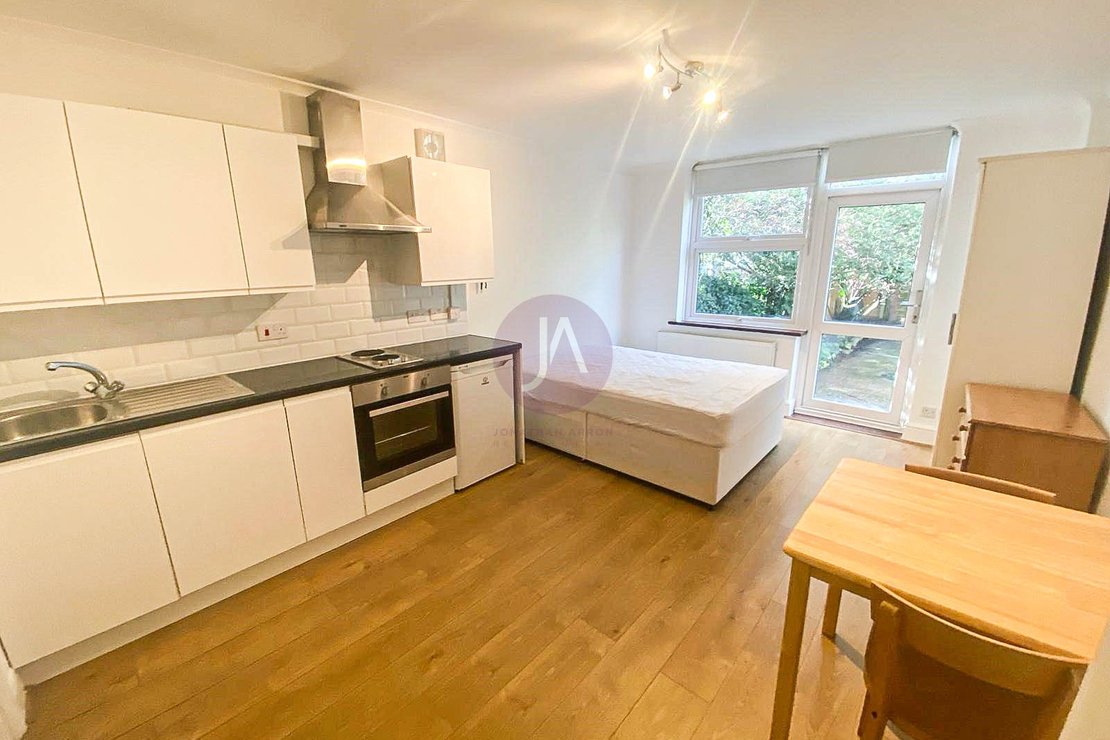 Flat to rent in Manstone Road-view2