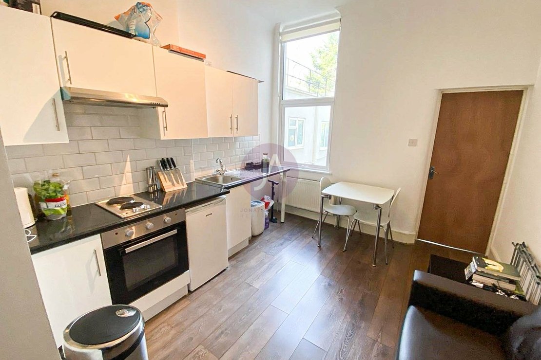 1 bedroom Flat to rent in Manstone Road-view2