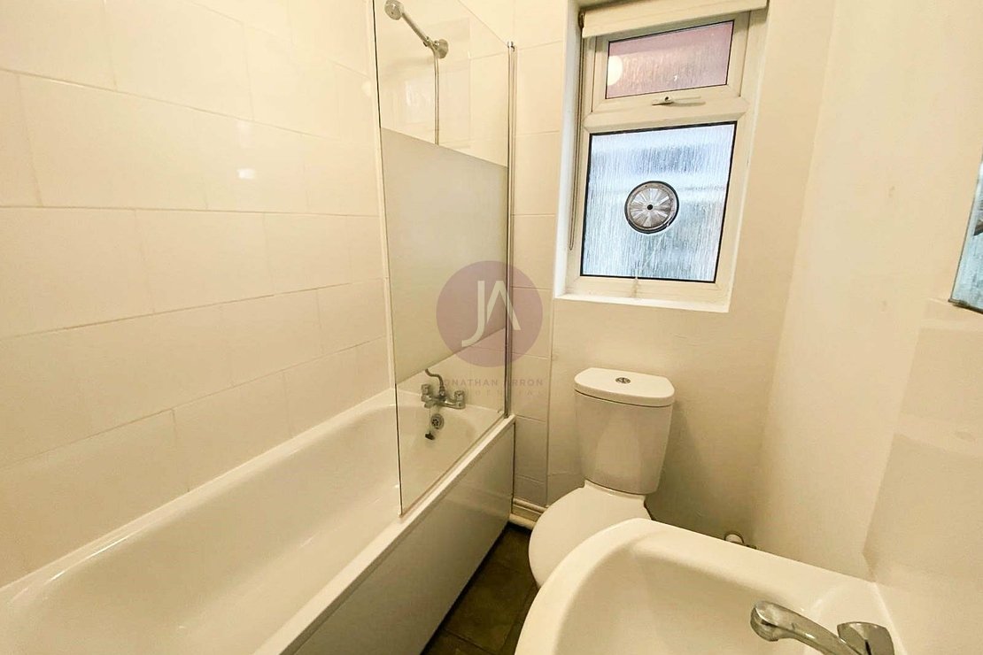 1 bedroom Flat to rent in Manstone Road-view5