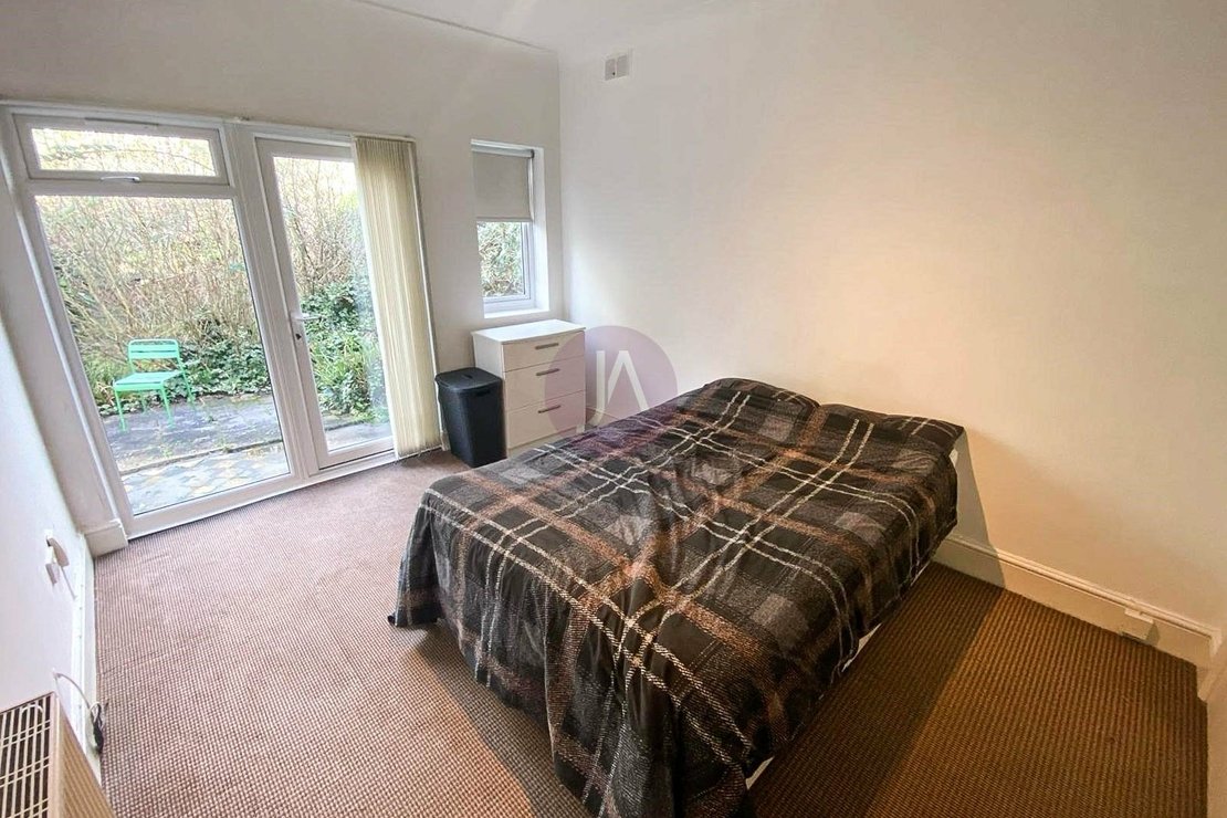 1 bedroom Flat to rent in Manstone Road-view6
