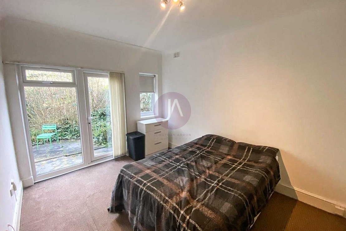 1 bedroom Flat to rent in Manstone Road-view4