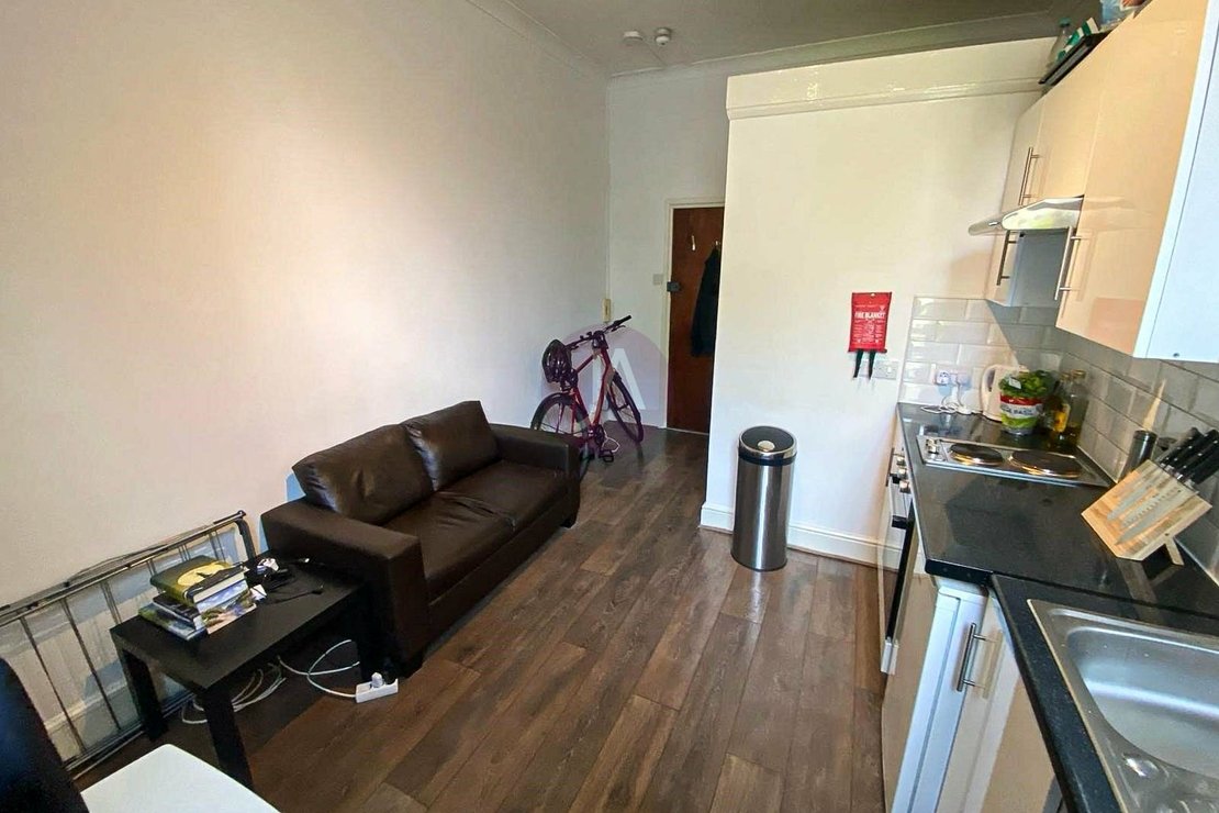 1 bedroom Flat to rent in Manstone Road-view9