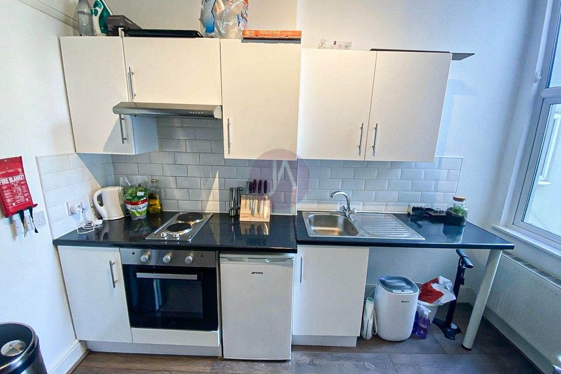 1 bedroom Flat to rent in Manstone Road-view3