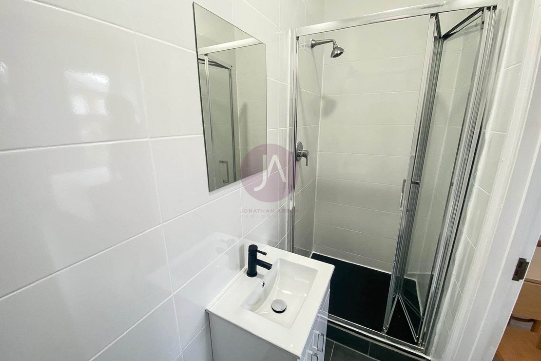 Flat to rent in Manstone Road-view5