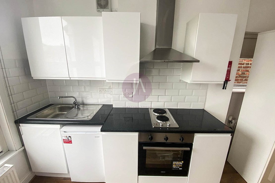 Flat to rent in Manstone Road-view4