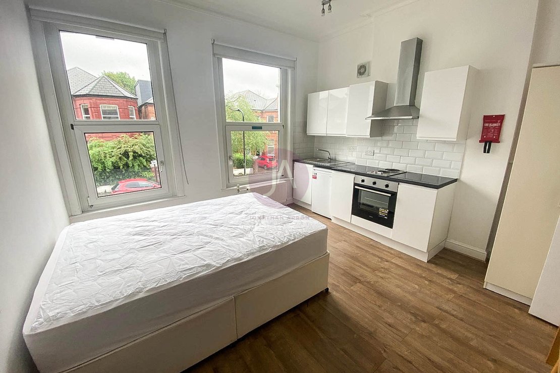 Flat to rent in Manstone Road-view2
