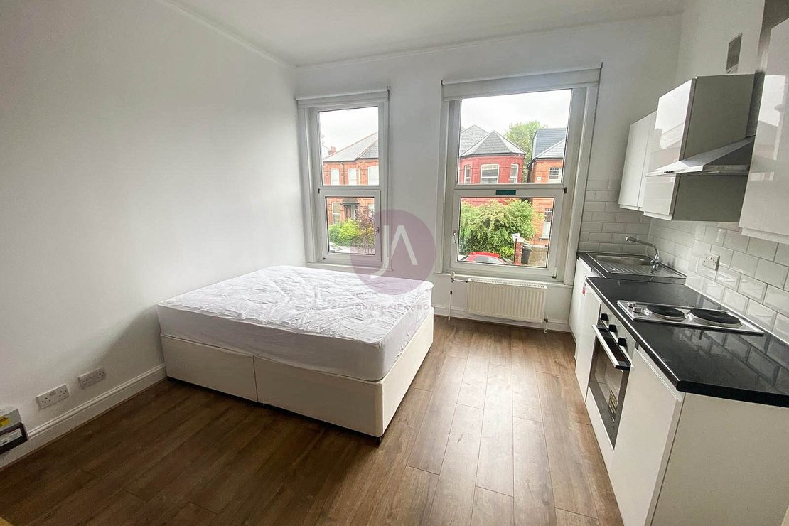 Flat to rent in Manstone Road-view3