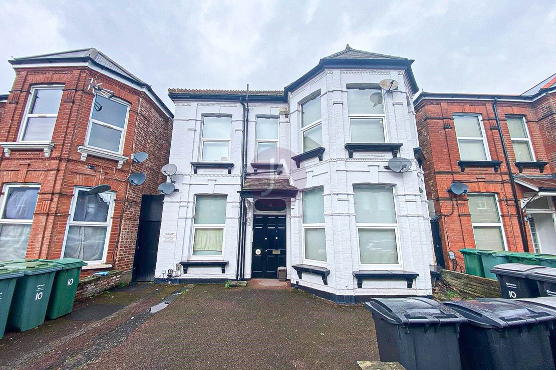 Flat to rent in Manstone Road-view1
