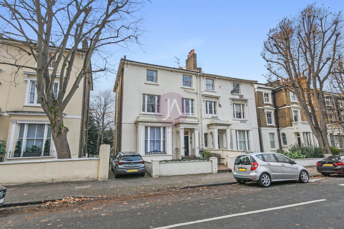 2 bedroom Flat to rent in Marlborough Hill-view1