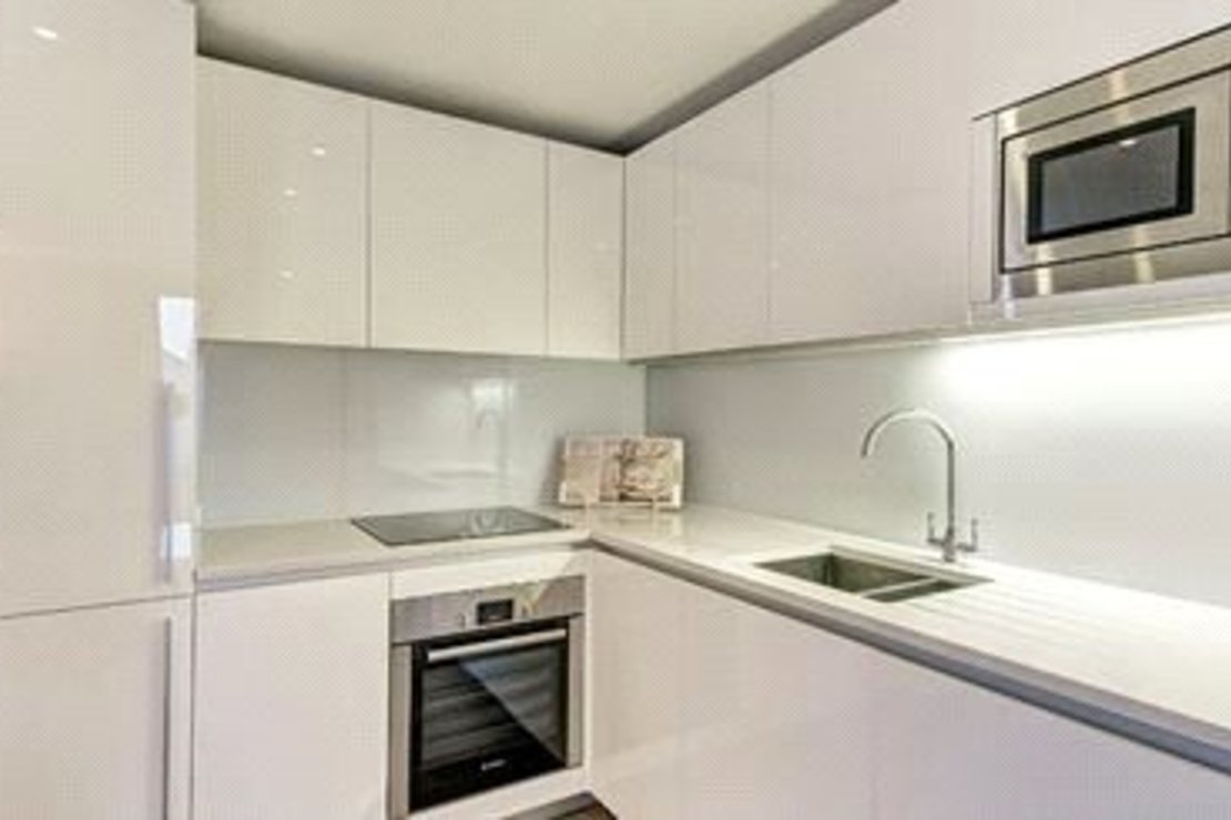 3 bedroom Flat to rent in Merchant Square East-view2