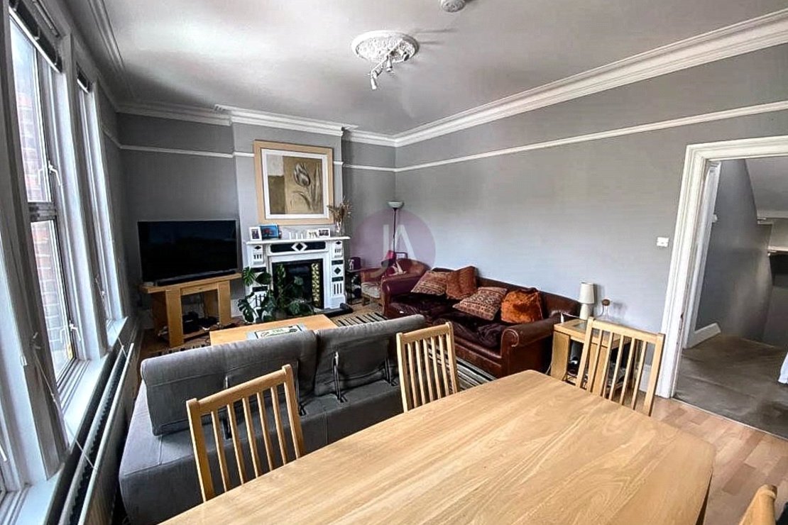 4 bedroom Flat,Maisonette to rent in Mill Lane-view3