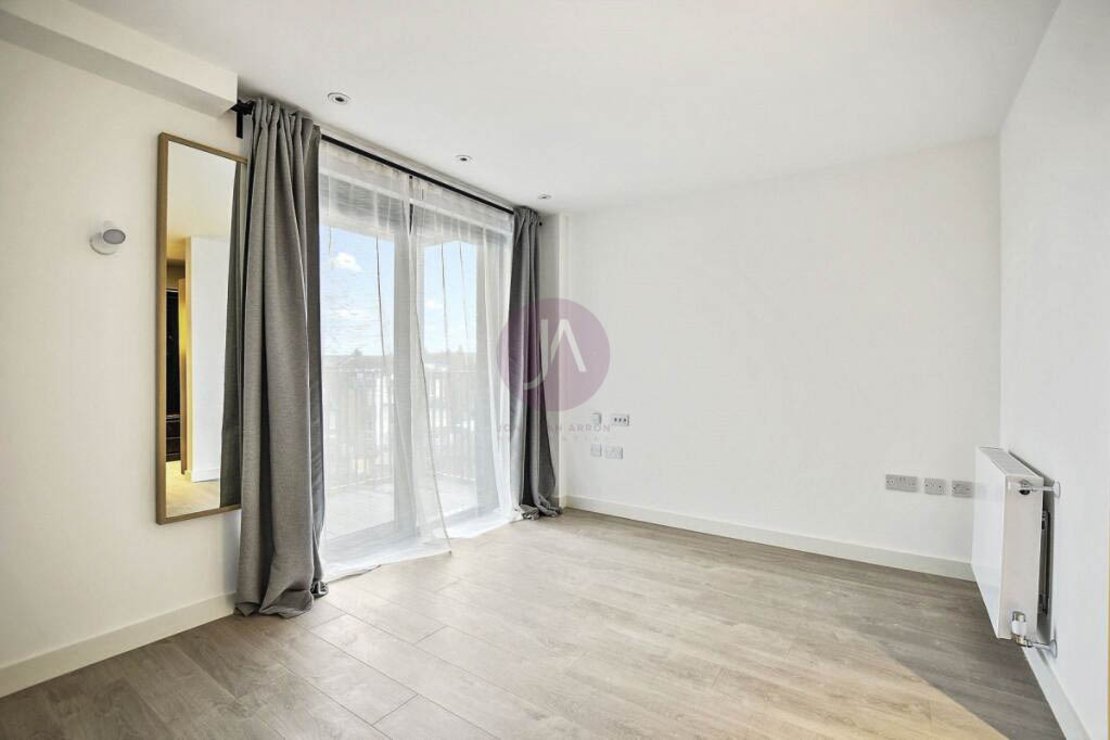 3 bedroom Flat to rent in Mill Lane-view12