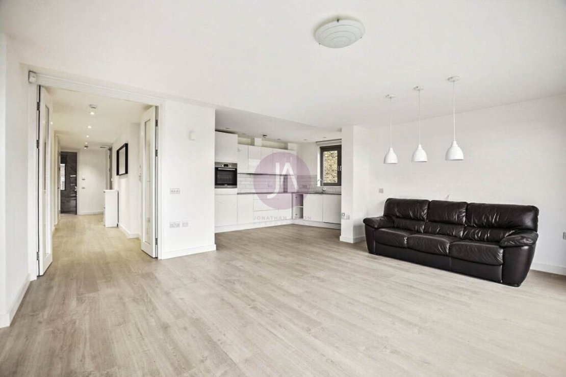 3 bedroom Flat to rent in Mill Lane-view3