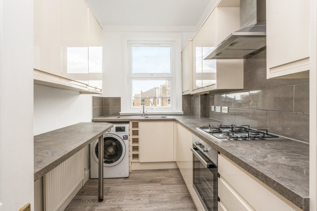 2 bedroom Flat to rent in Mill Lane-view2