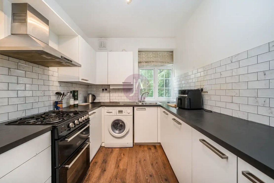 2 bedroom Flat to rent in Moreland Court-view2