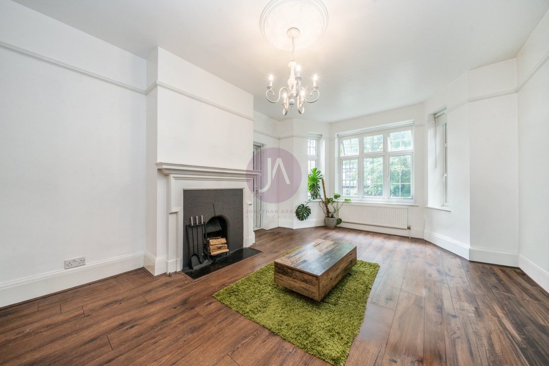 2 bedroom Flat to rent in Moreland Court-view1