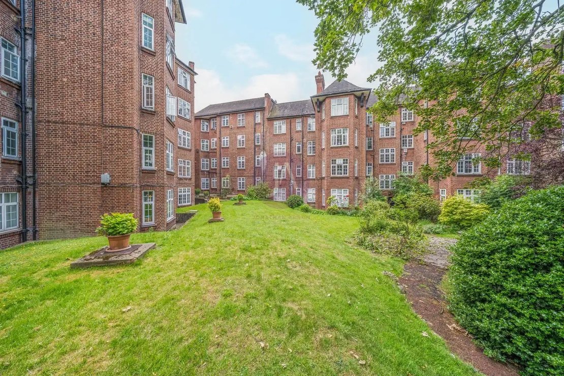2 bedroom Flat to rent in Moreland Court-view9
