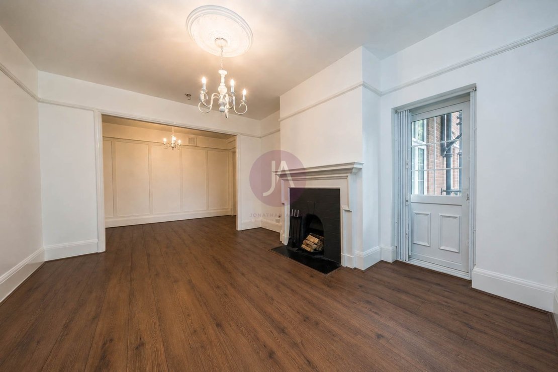 2 bedroom Flat to rent in Moreland Court-view7