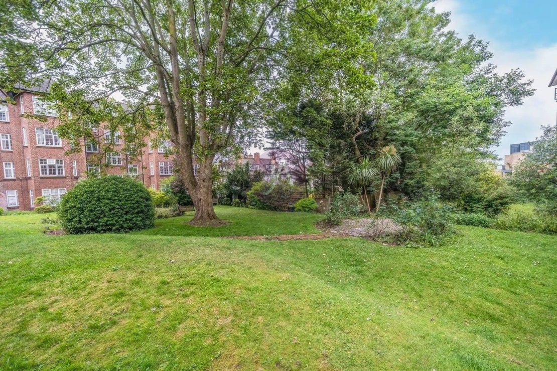 2 bedroom Flat to rent in Moreland Court-view10