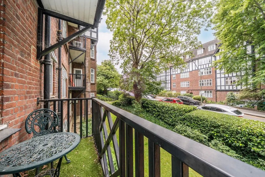 2 bedroom Flat to rent in Moreland Court-view6