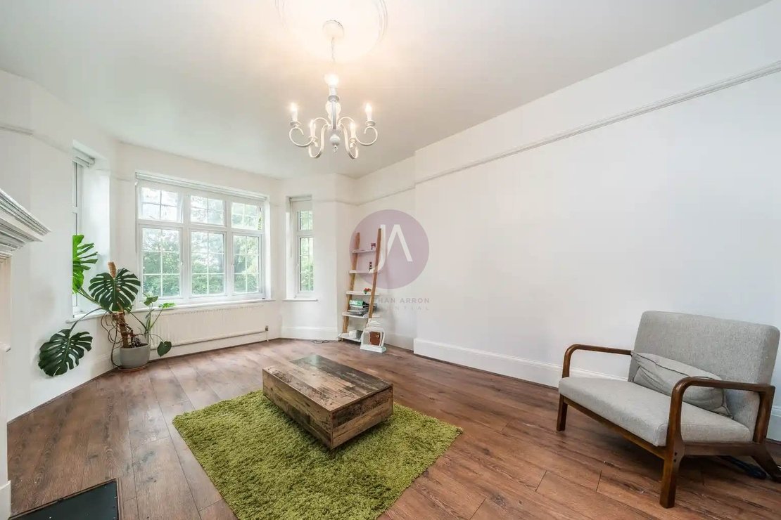 2 bedroom Flat to rent in Moreland Court-view8