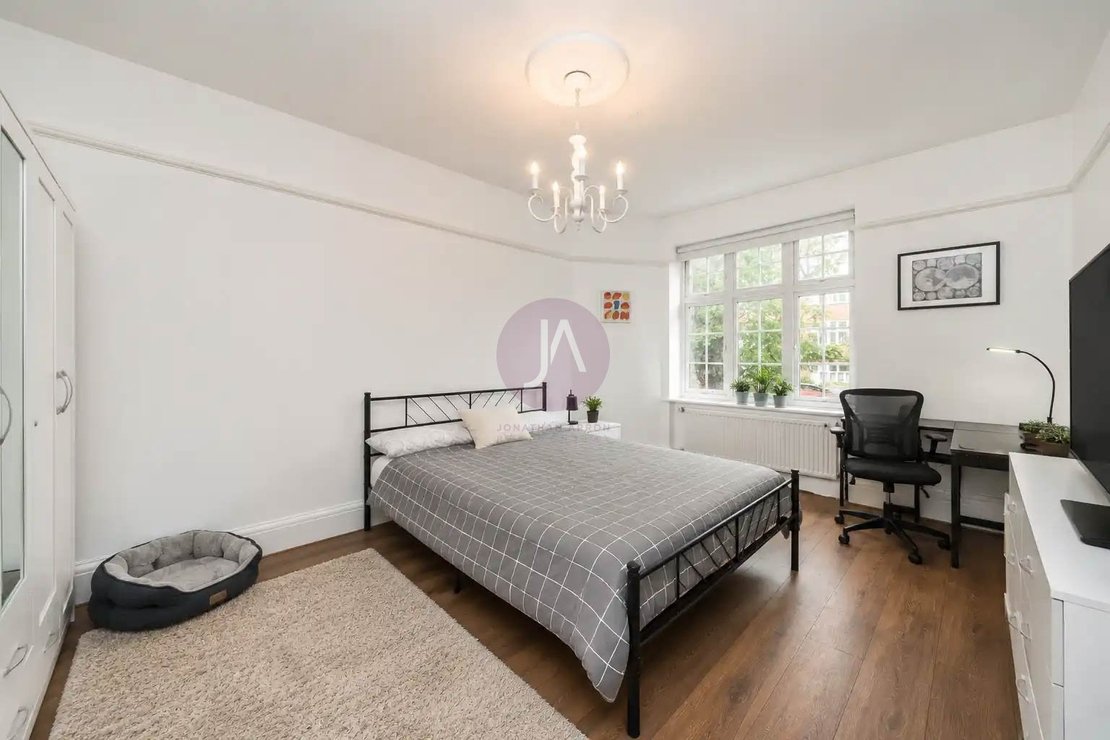 2 bedroom Flat to rent in Moreland Court-view3