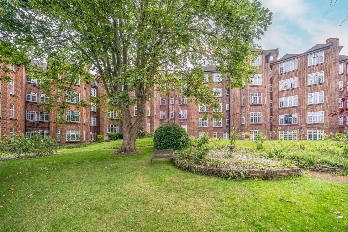 2 bedroom Flat to rent in Moreland Court-view11
