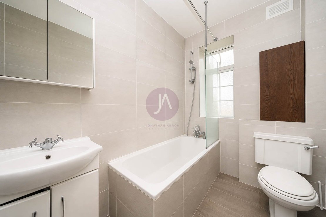 2 bedroom Flat to rent in Moreland Court-view4