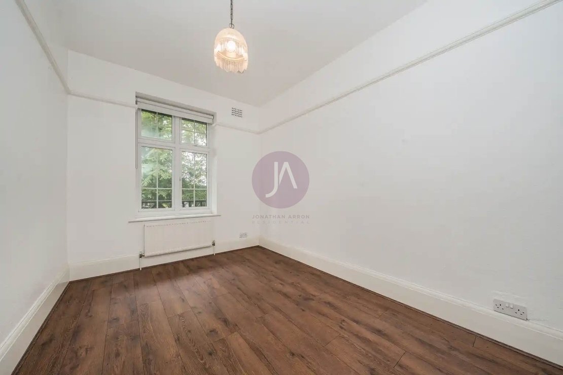 2 bedroom Flat to rent in Moreland Court-view5
