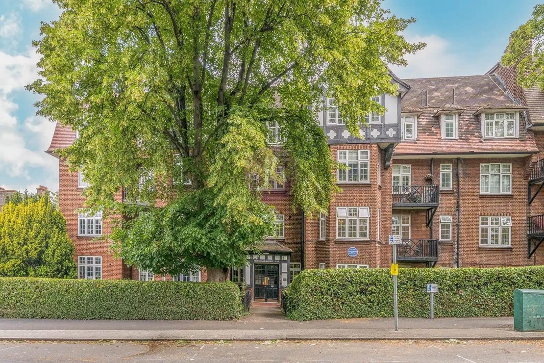 2 bedroom Flat to rent in Moreland Court-view12