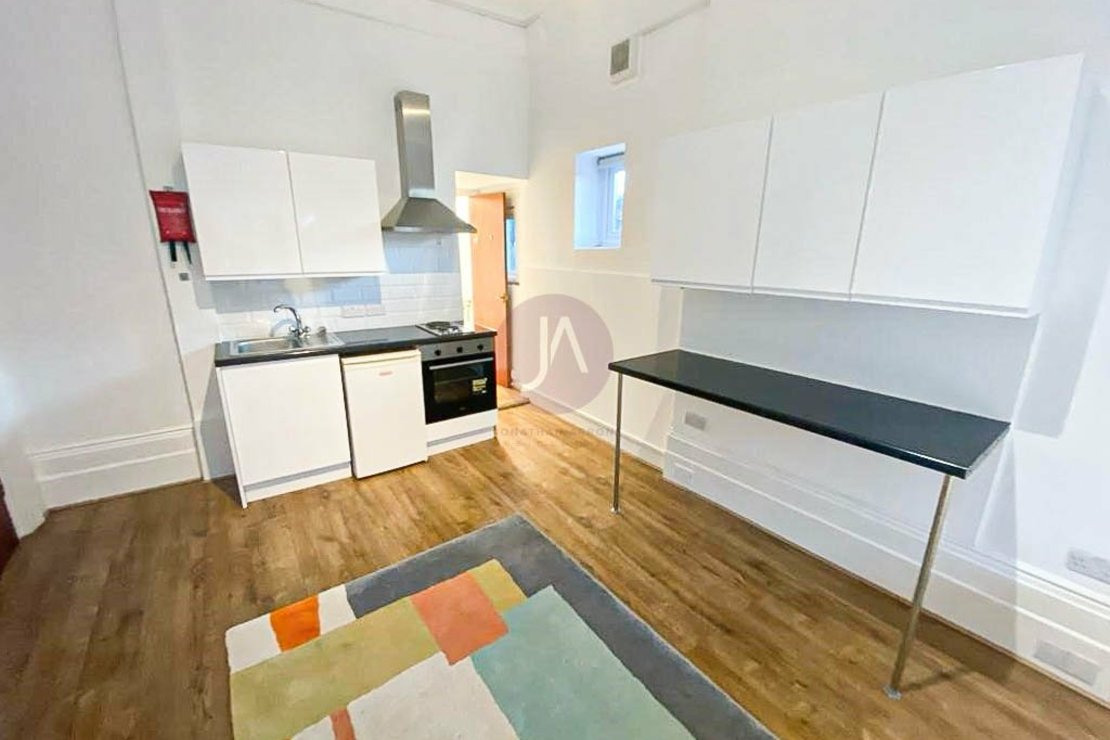 Flat to rent in Parsifal Road-view3