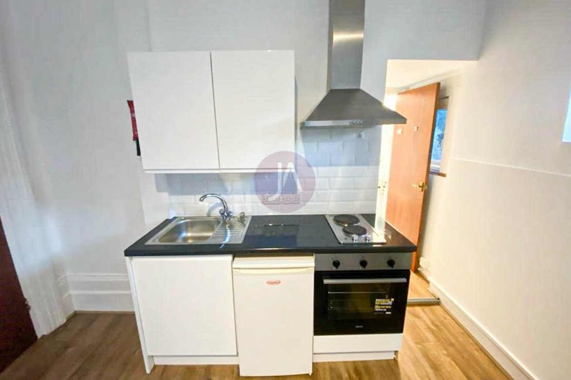 Flat to rent in Parsifal Road-view4