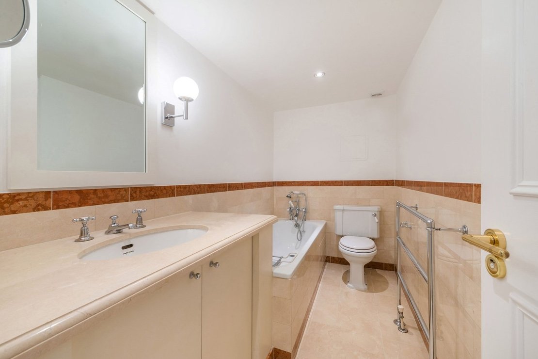 2 bedroom Flat to rent in Pont Street-view7