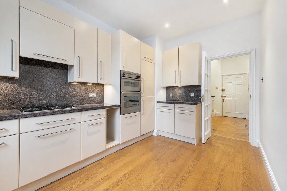 2 bedroom Flat to rent in Pont Street-view13