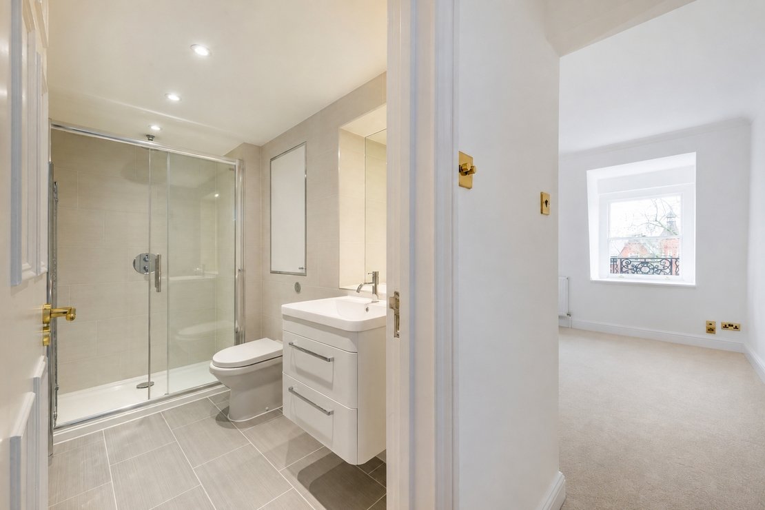 2 bedroom Flat to rent in Pont Street-view5