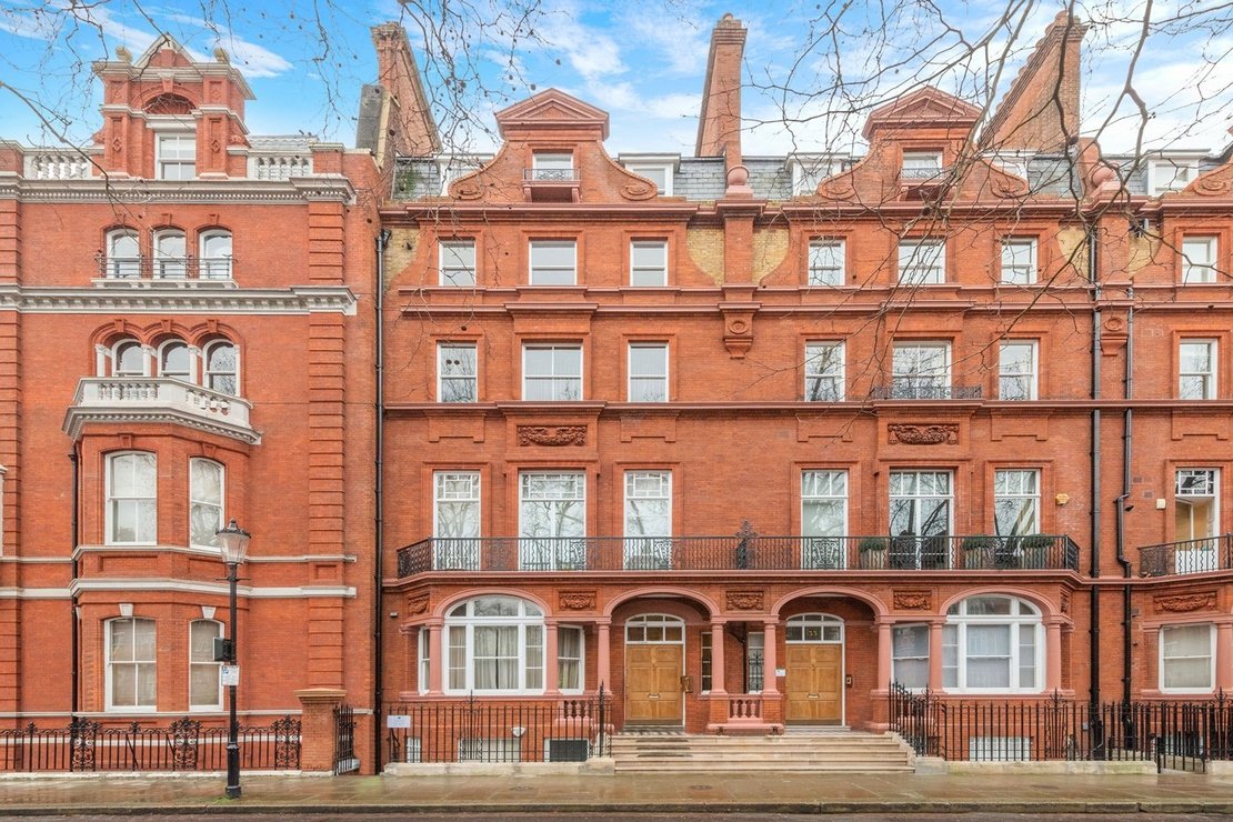 2 bedroom Flat to rent in Pont Street-view8