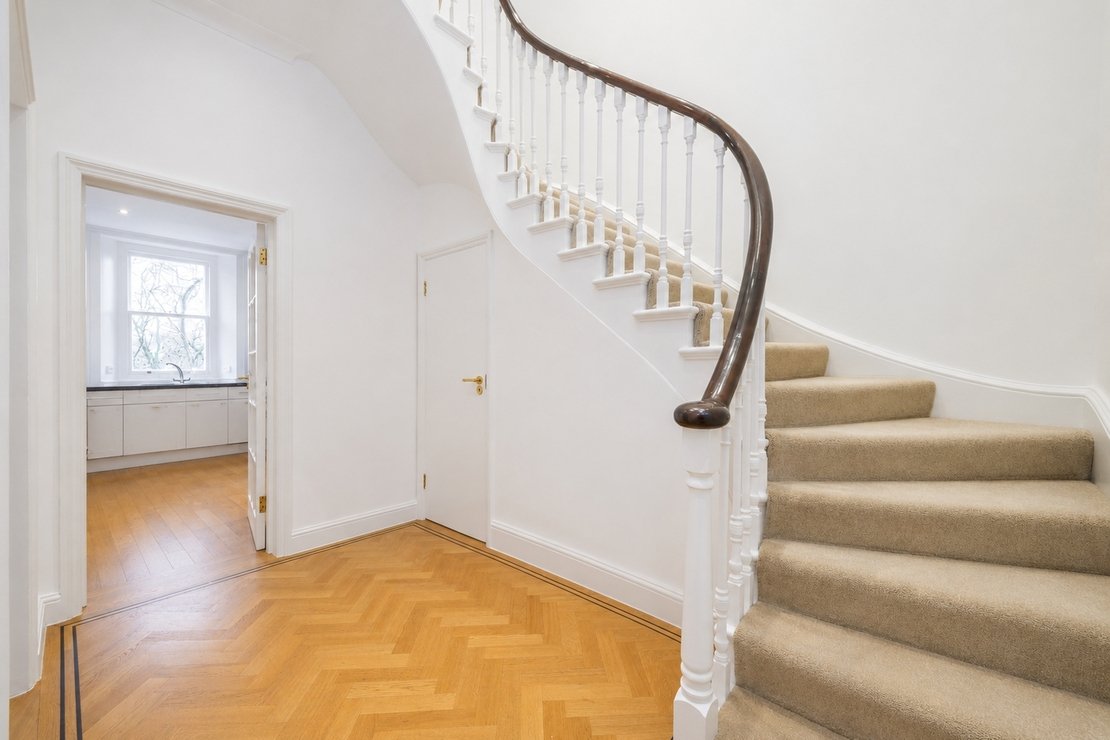 2 bedroom Flat to rent in Pont Street-view14
