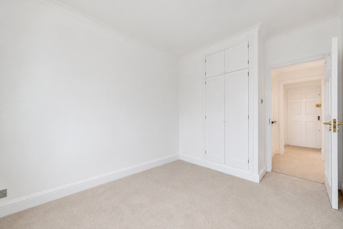 2 bedroom Flat to rent in Pont Street-view11