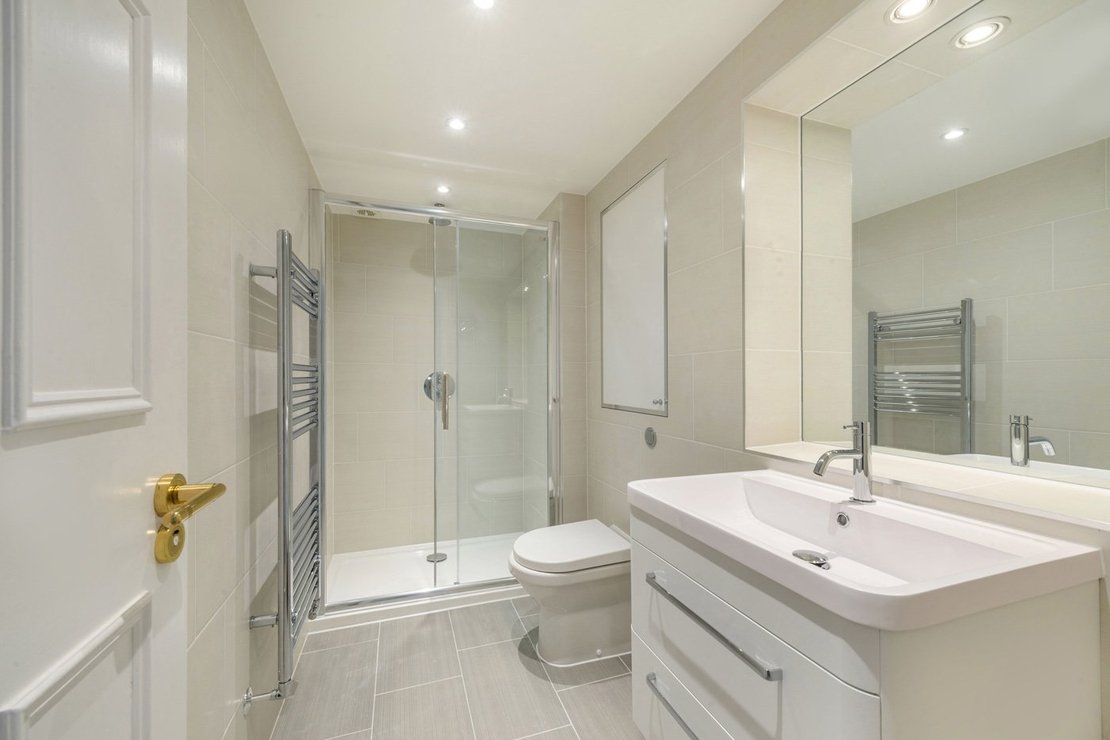 2 bedroom Flat to rent in Pont Street-view12