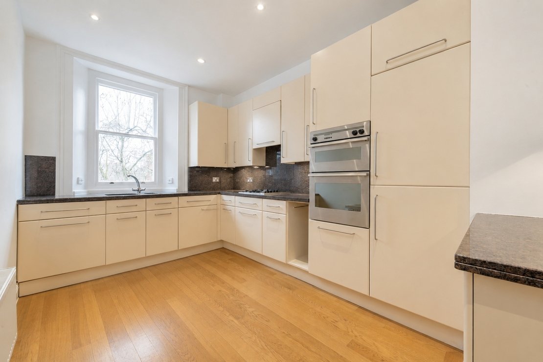 2 bedroom Flat to rent in Pont Street-view3