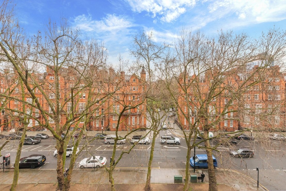 2 bedroom Flat to rent in Pont Street-view17