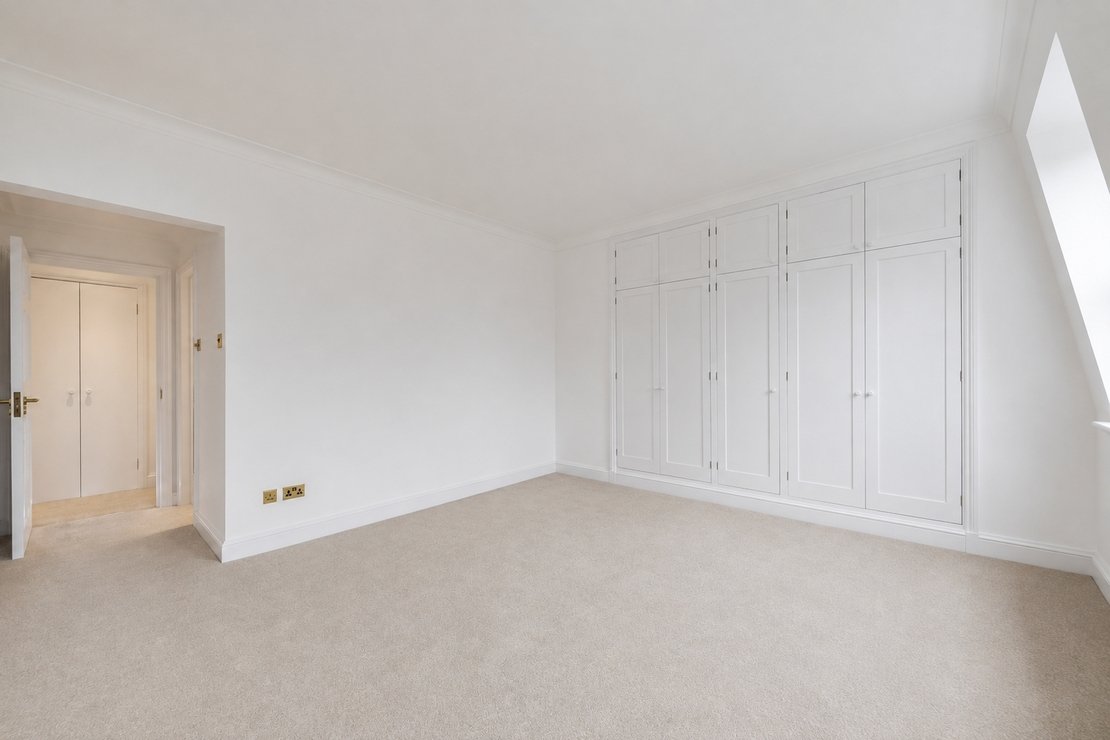2 bedroom Flat to rent in Pont Street-view6