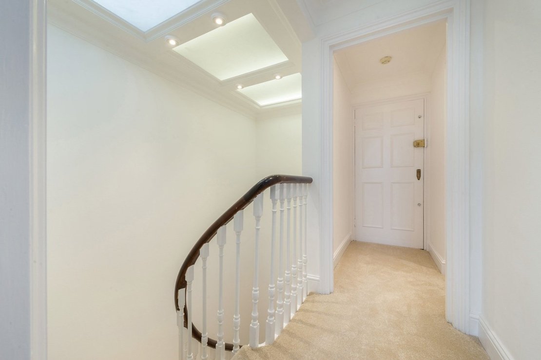 2 bedroom Flat to rent in Pont Street-view15