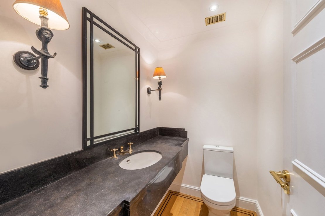 2 bedroom Flat to rent in Pont Street-view16