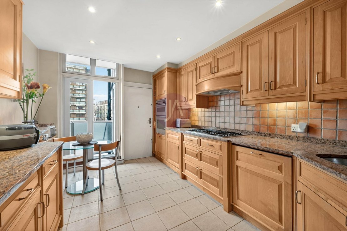 4 bedroom Flat to rent in Prince Albert Court-view3