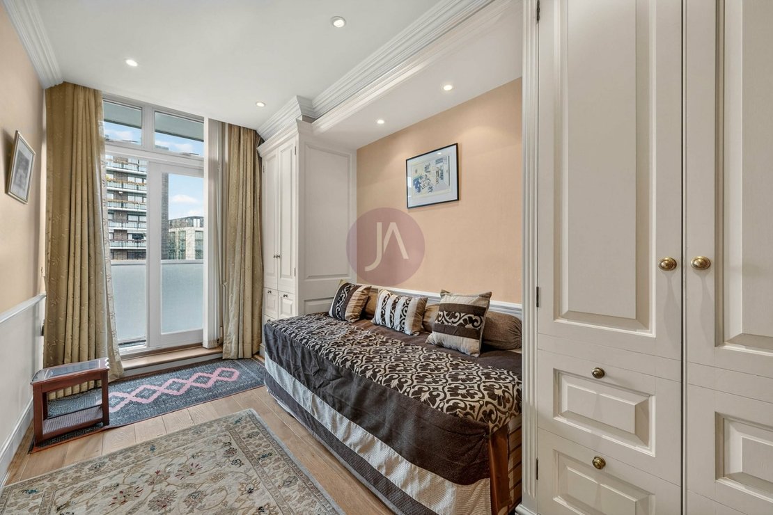 4 bedroom Flat to rent in Prince Albert Court-view8