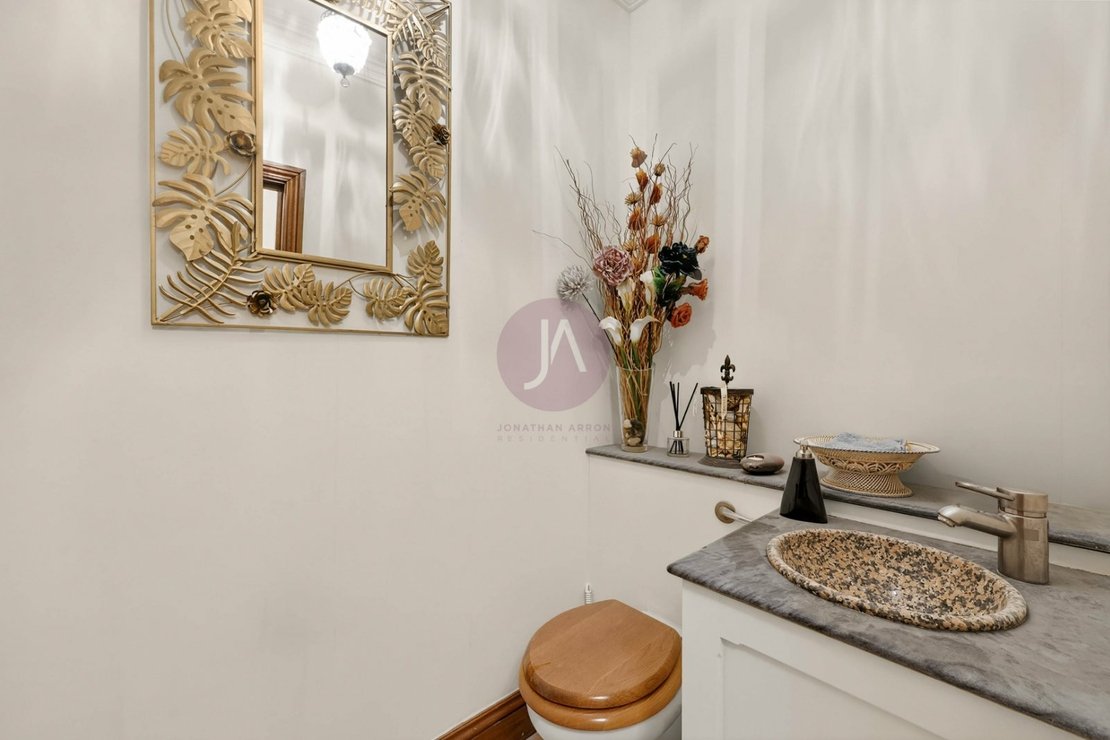 4 bedroom Flat to rent in Prince Albert Court-view13